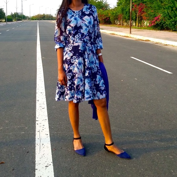 Floral printed dress above, knee on model 5’8 - Picture 4 of 5